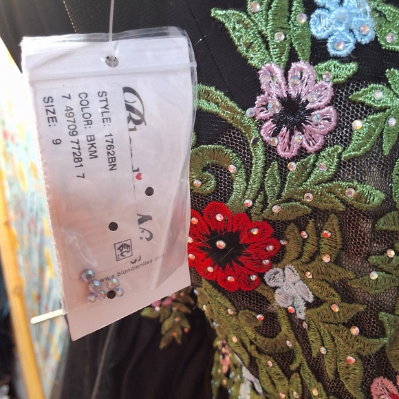 NWT BLONDIE EMBROIDEDED SHORT Black Halter Dress with Floral Embroidery - Picture 6 of 12